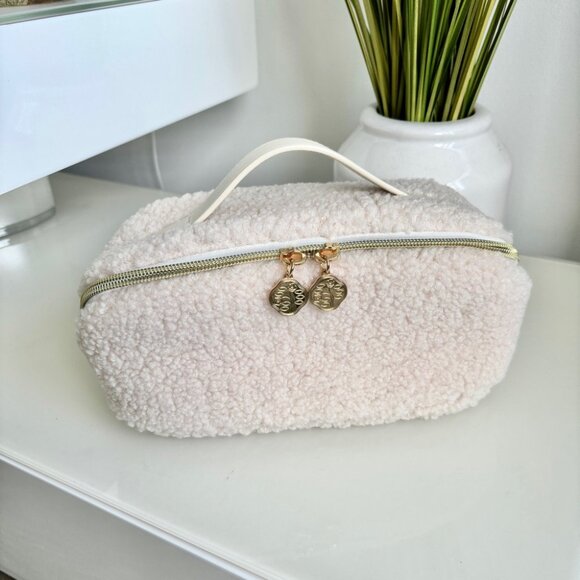 New Shiseido Teddy Sherpa Cosmetics Makeup Bag - Picture 3 of 4